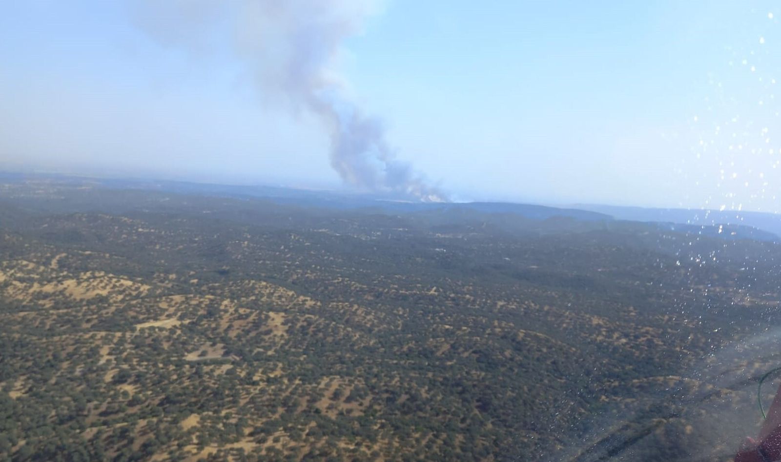 Columna de humo desde un helicóptero del Infoca.