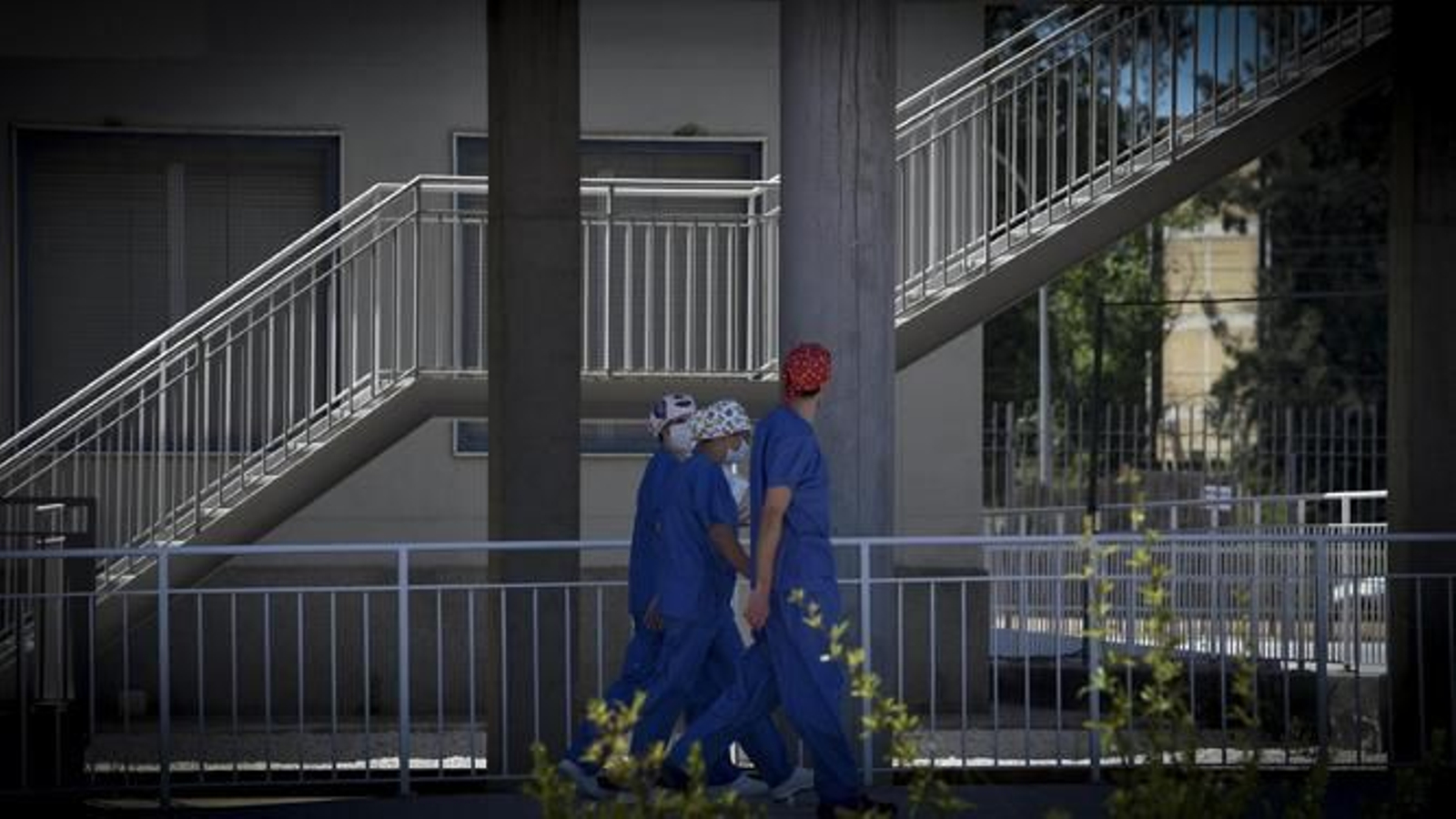 Personal sanitario en las inmediaciones del Hospital Macarena de Sevilla.
