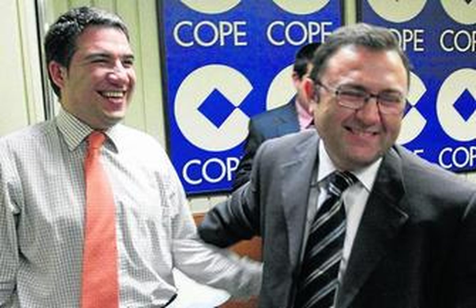 Bendodo y Heredia, juntos y sonrientes en un debate en 2010.