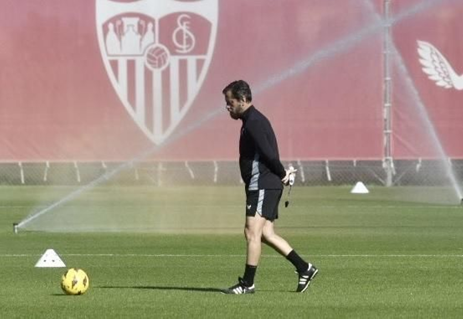 Quique Sánchez Flores, durante el entrenamiento del Sevilla.