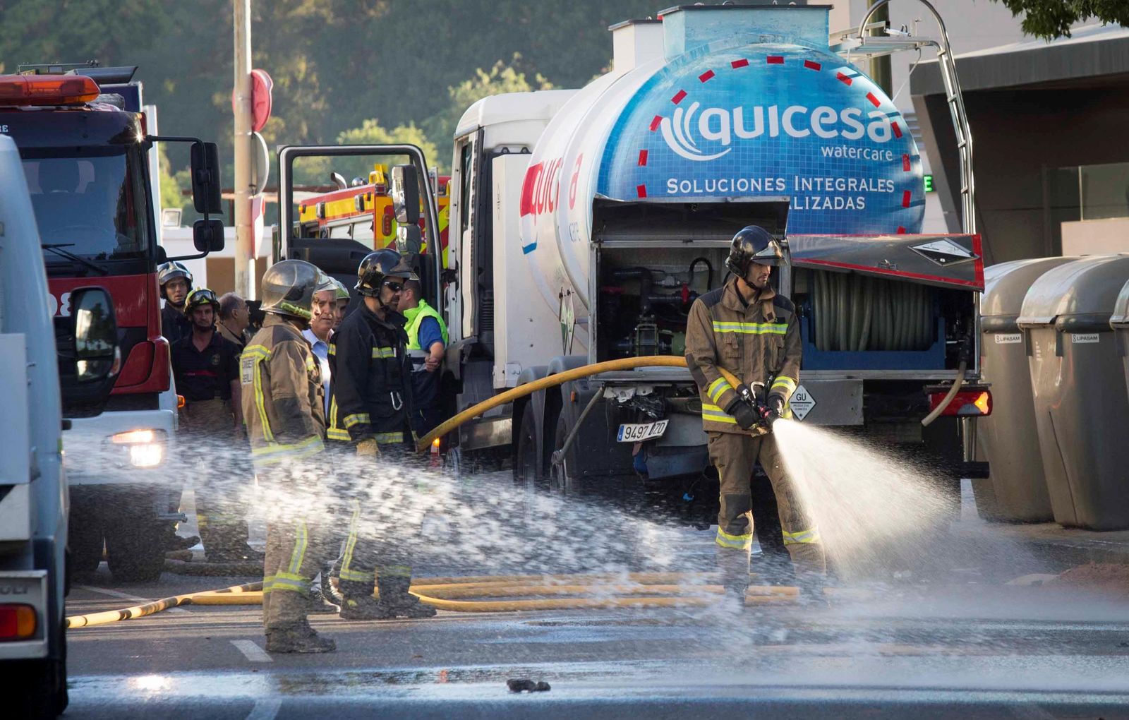 Los bomberos trabajan para retirar el vertido de lejía de la calzada
