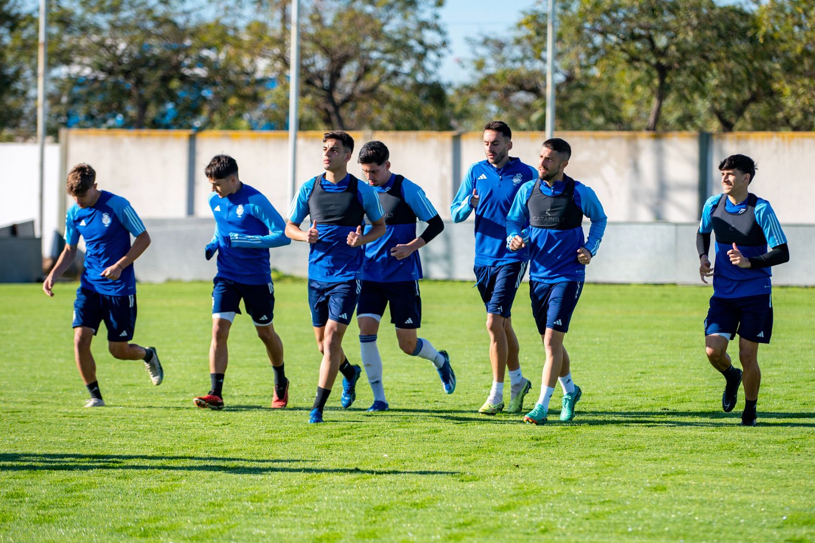 Los jugadores del Recre preparan el partido de este domingo en la Ciudad Deportiva.