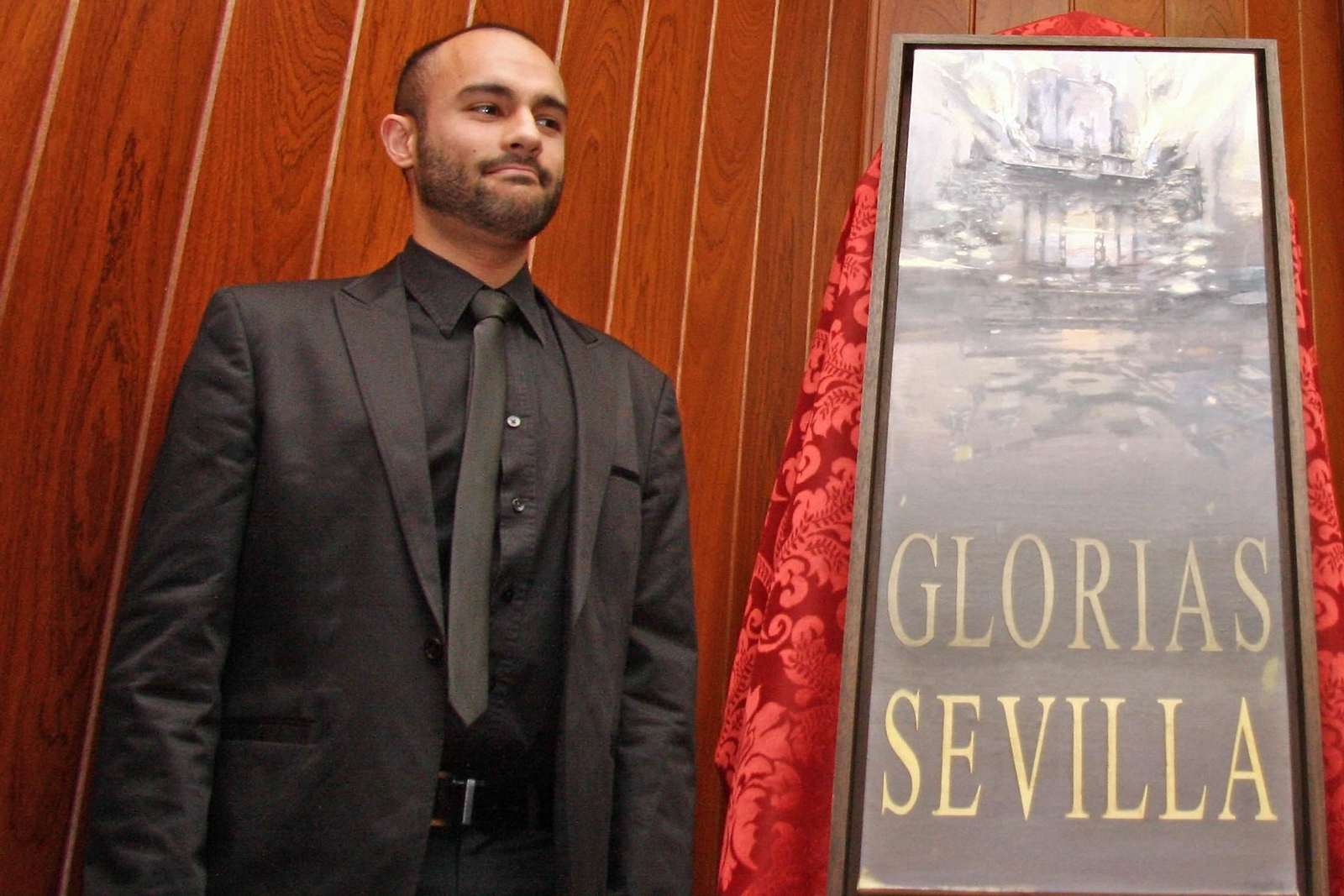 Daniel Franca con su cartel de las Glorias de 2012.