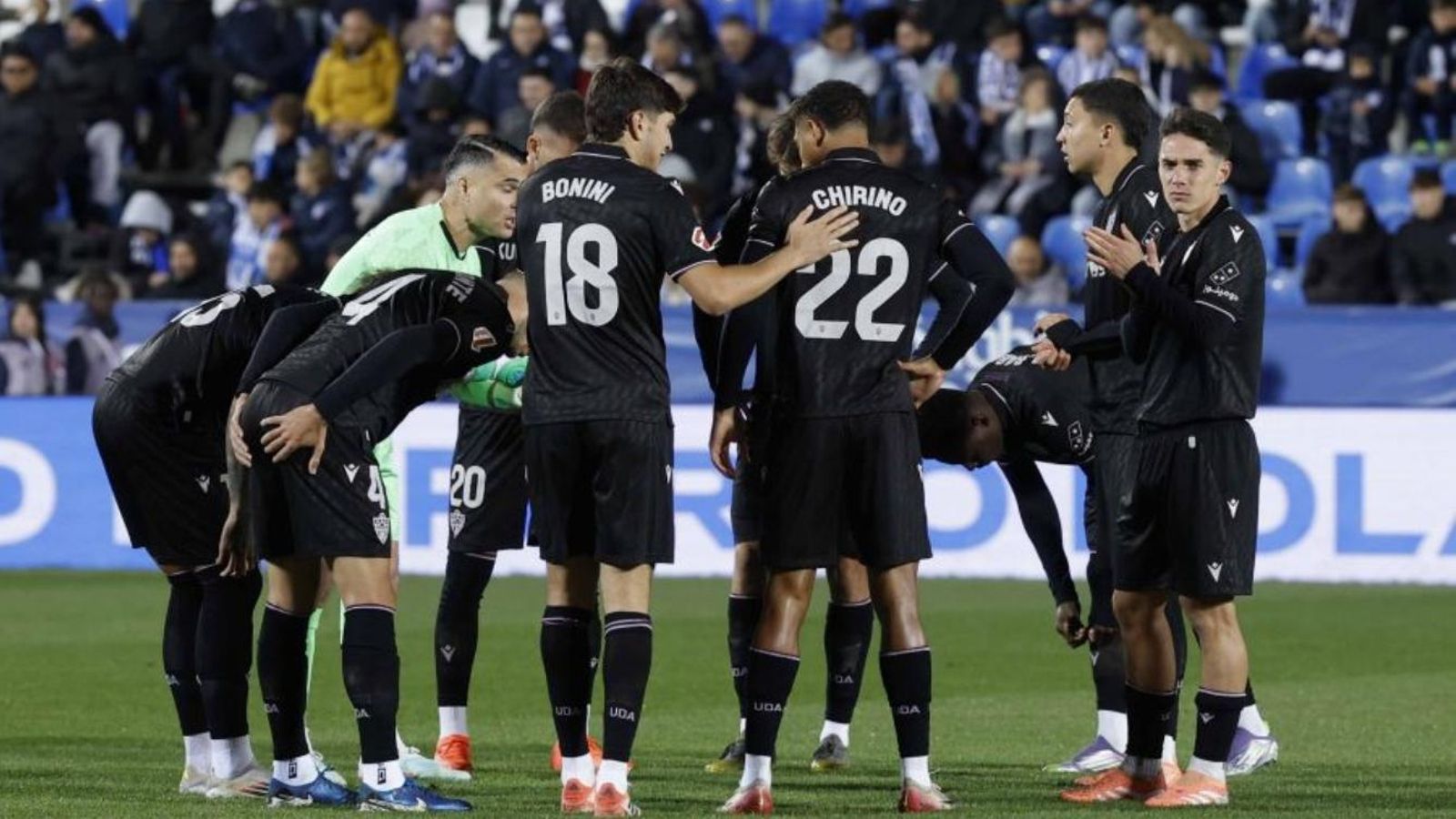 El equipo rojiblanco, unido antes del inicio del encuentro.