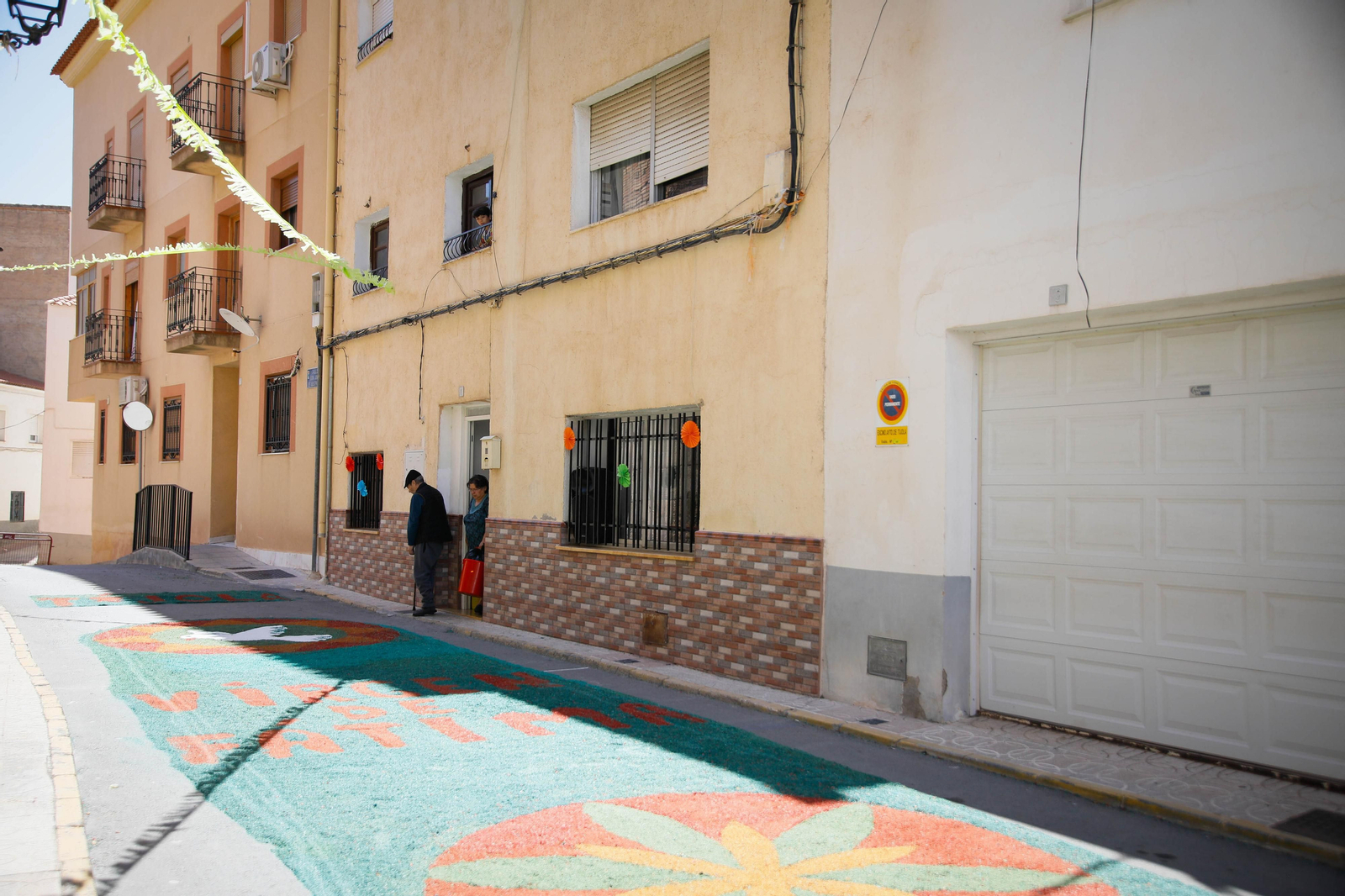 Así es la gran alfombra de serrín para que levite la Virgen de Fátima de Tíjola
