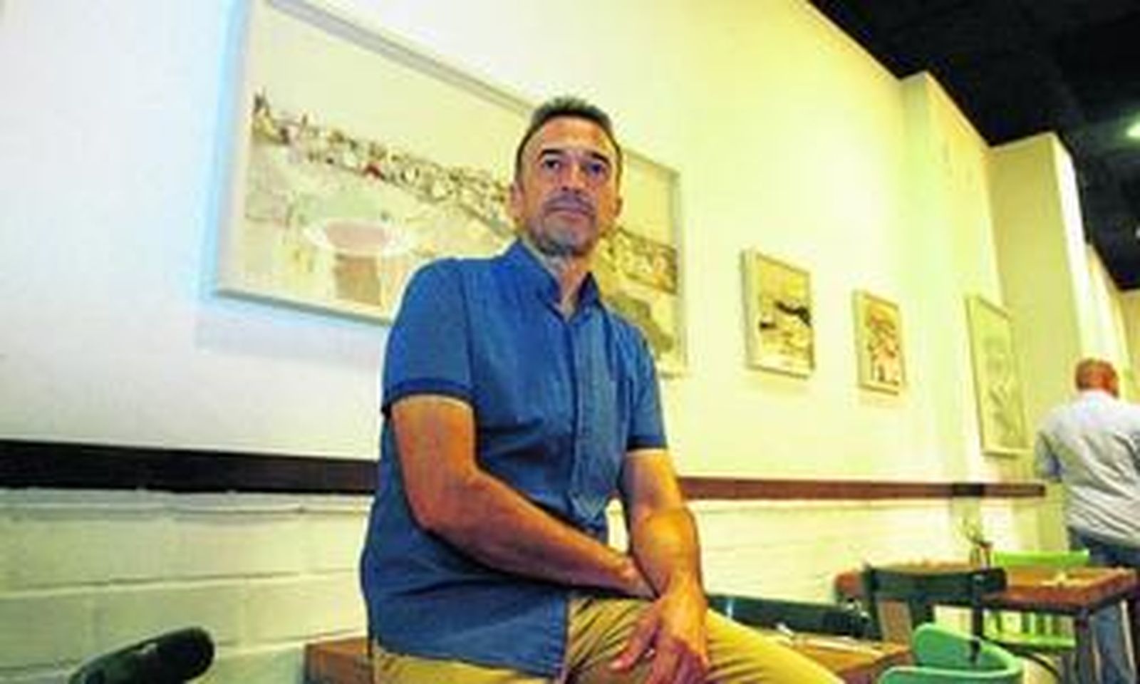 La obra de José Manuel Albarrán, en la imagen superior, se expone en las paredes del bar restaurante Almenta.