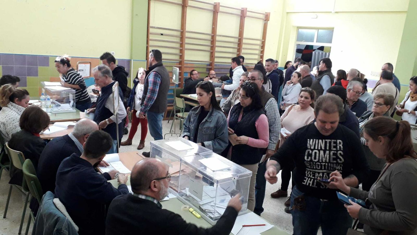 Votantes en un colegio de la zona sur este mediodía.