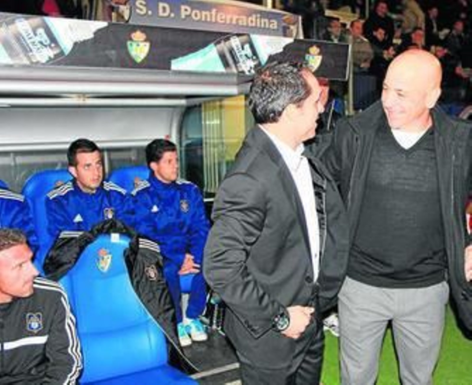 Sergi Barjuan conversa con Claudio Barragán (arriba) y amonestación del árbitro a Menosse (abajo).