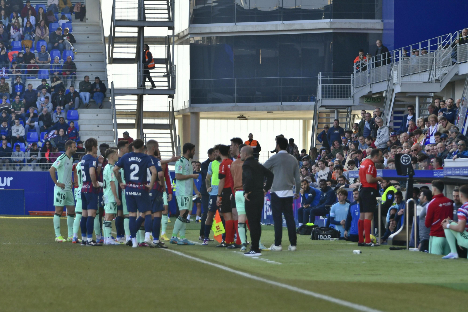 Jugadores en banda durante el Huesca-Granada