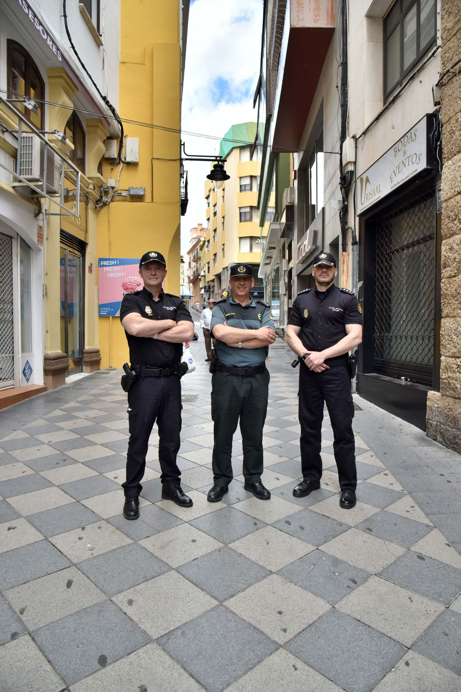 López, Núñez y Esteban, en una calle del centro algecireño.