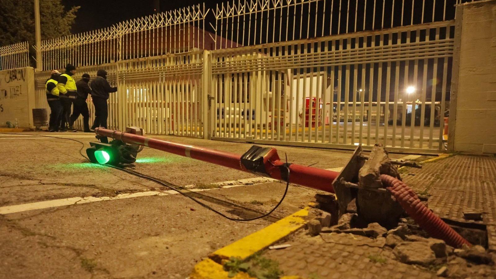 Un semáforo, arrancado de cuajo ante la puerta de la fábrica.