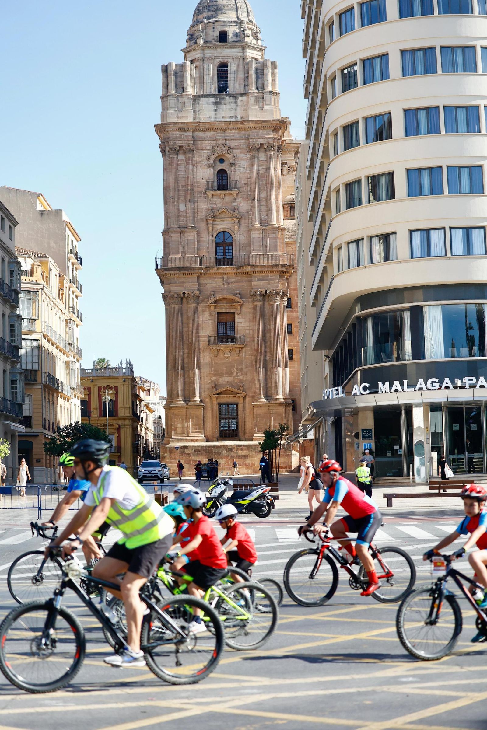 Cientos de ciclistas toman Málaga en el Día de la Bici, en imágenes