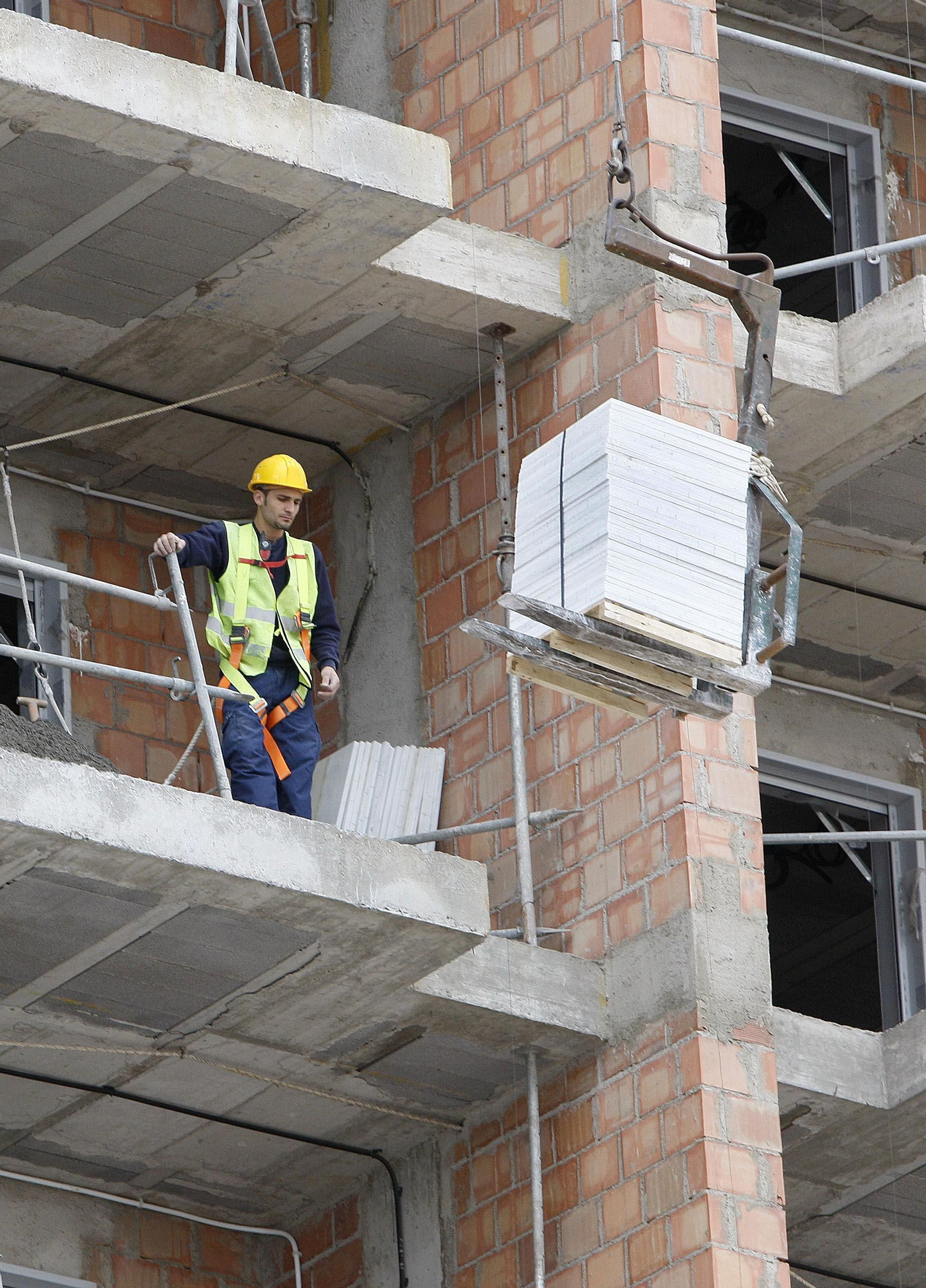 El aumento del PIB en Almería en 2.019 se ha cimentado en una evolución favorable del empleo y en el buen tono de las exportaciones y del sector inmobiliario.