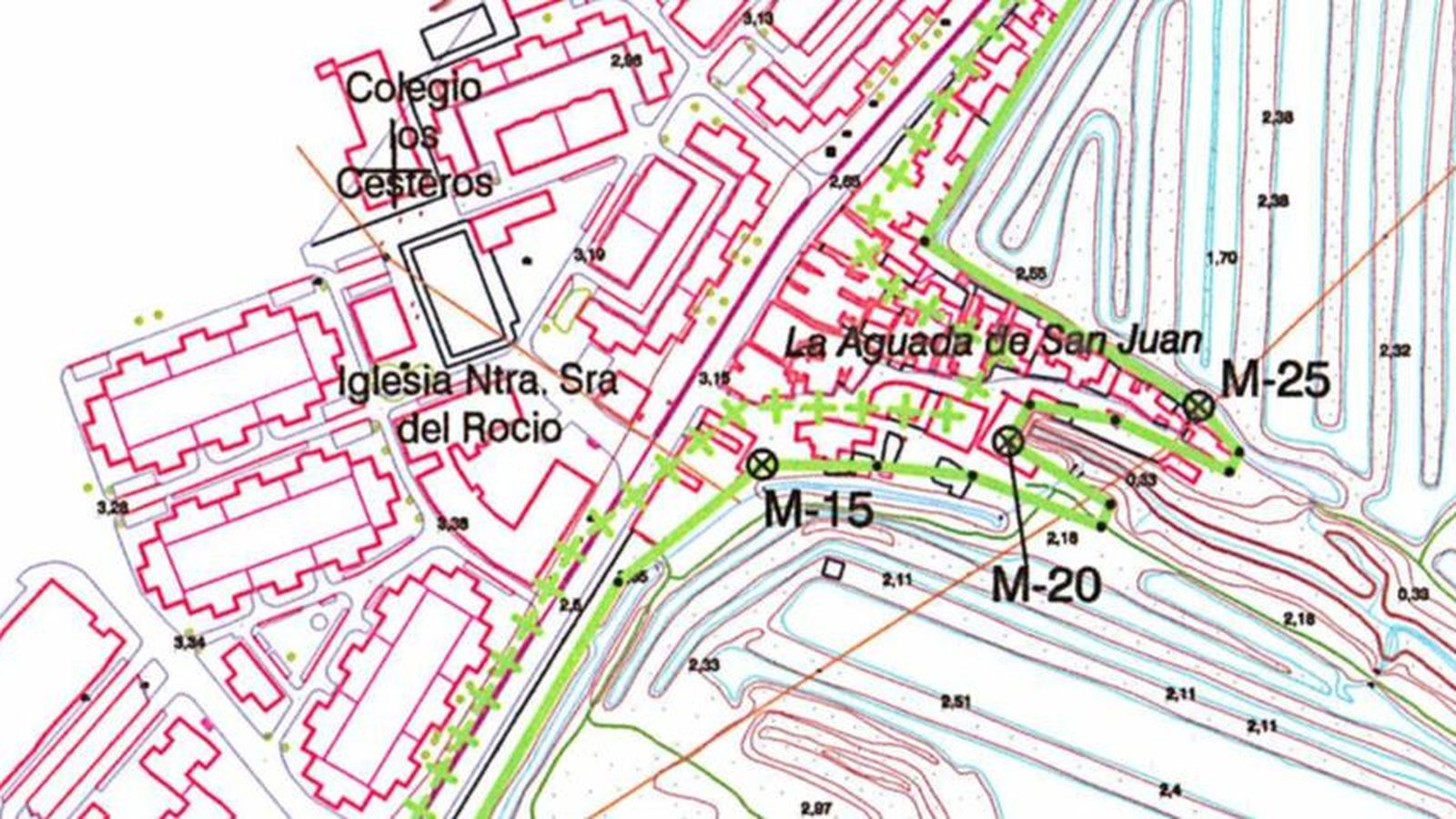 El contorno verde marca la línea de dominio público marítimo terrestre y el trazado de cruces la zona de servidumbre de protección.