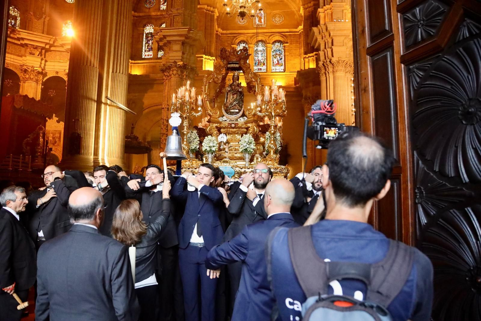 La procesión de la Virgen de la Victoria de Málaga, en imágenes