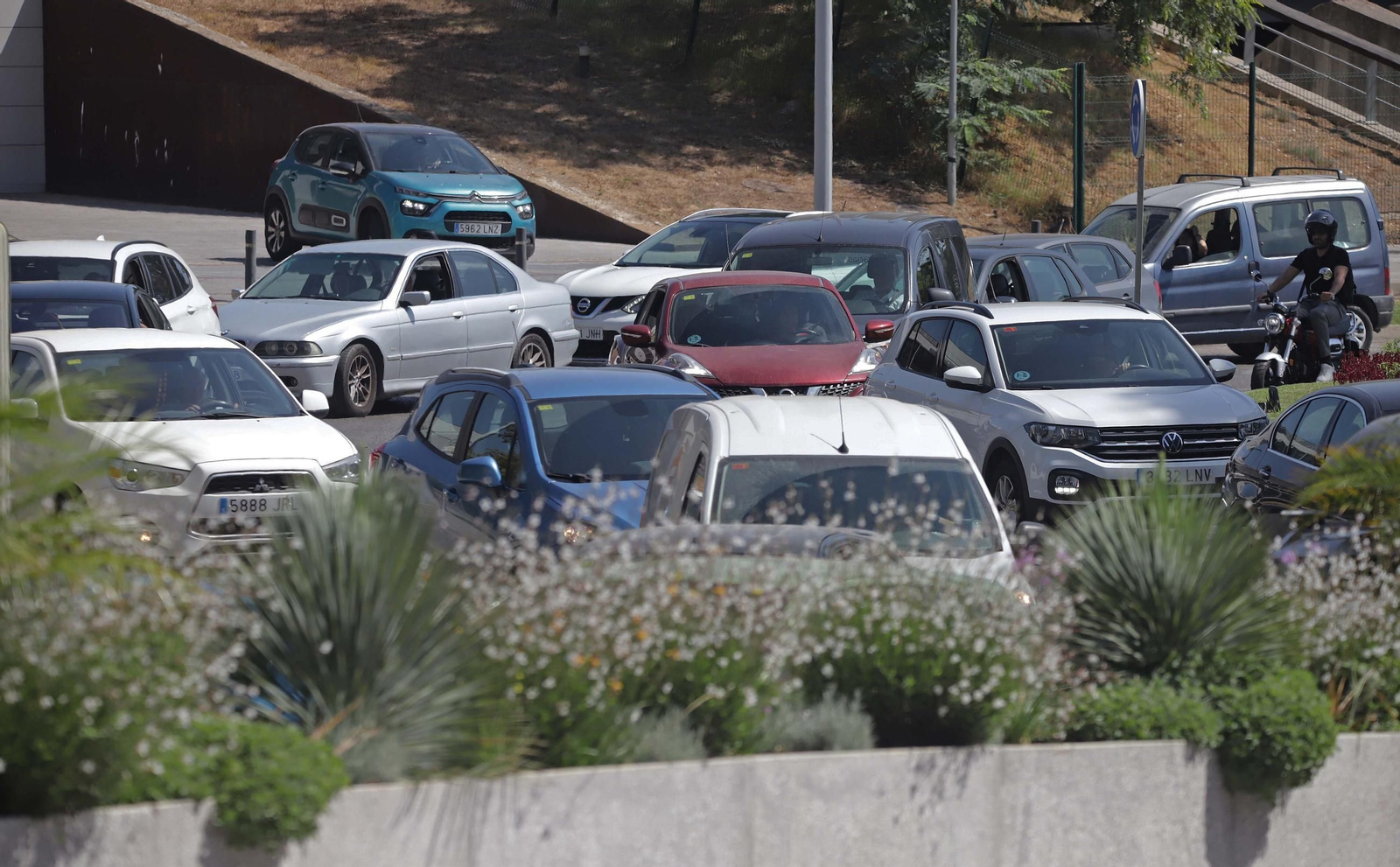 Fotos del escape de gas natural provocado por la rotura de una tubería en las obras anexas al hotel AC en Algeciras