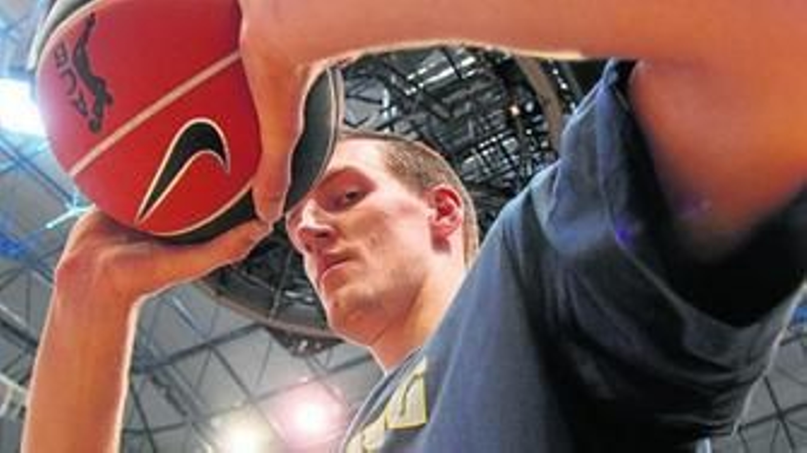 Kuzmic posa en la pista central del Martín Carpena, tras el entrenamiento matutino de ayer. Kuzmic posa en la pista central del Martín Carpena, tras el entrenamiento matutino de ayer.