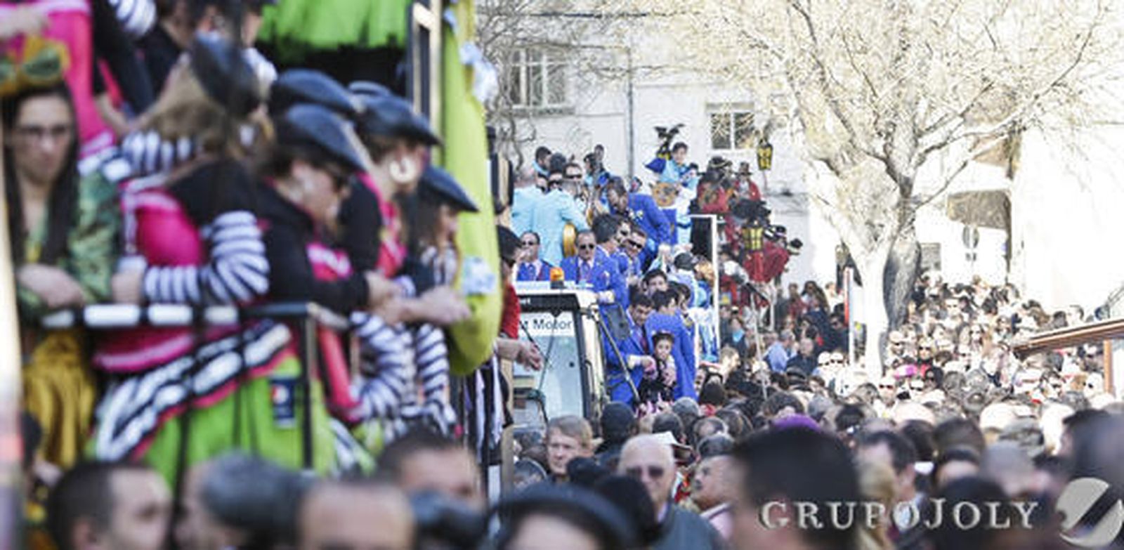 Las calles se llenan de agrupaciones oficiales e ilegales que reciben el aplauso de aficionados que logran disfrutar de una fiesta menos concurrida que la del domingo

Foto: Julio Gonzalez