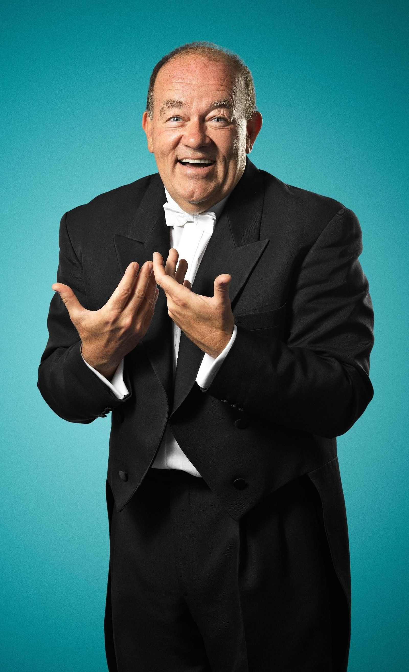 Primer plano del maestro francés Marc Soustrot (Lyon, 1949).