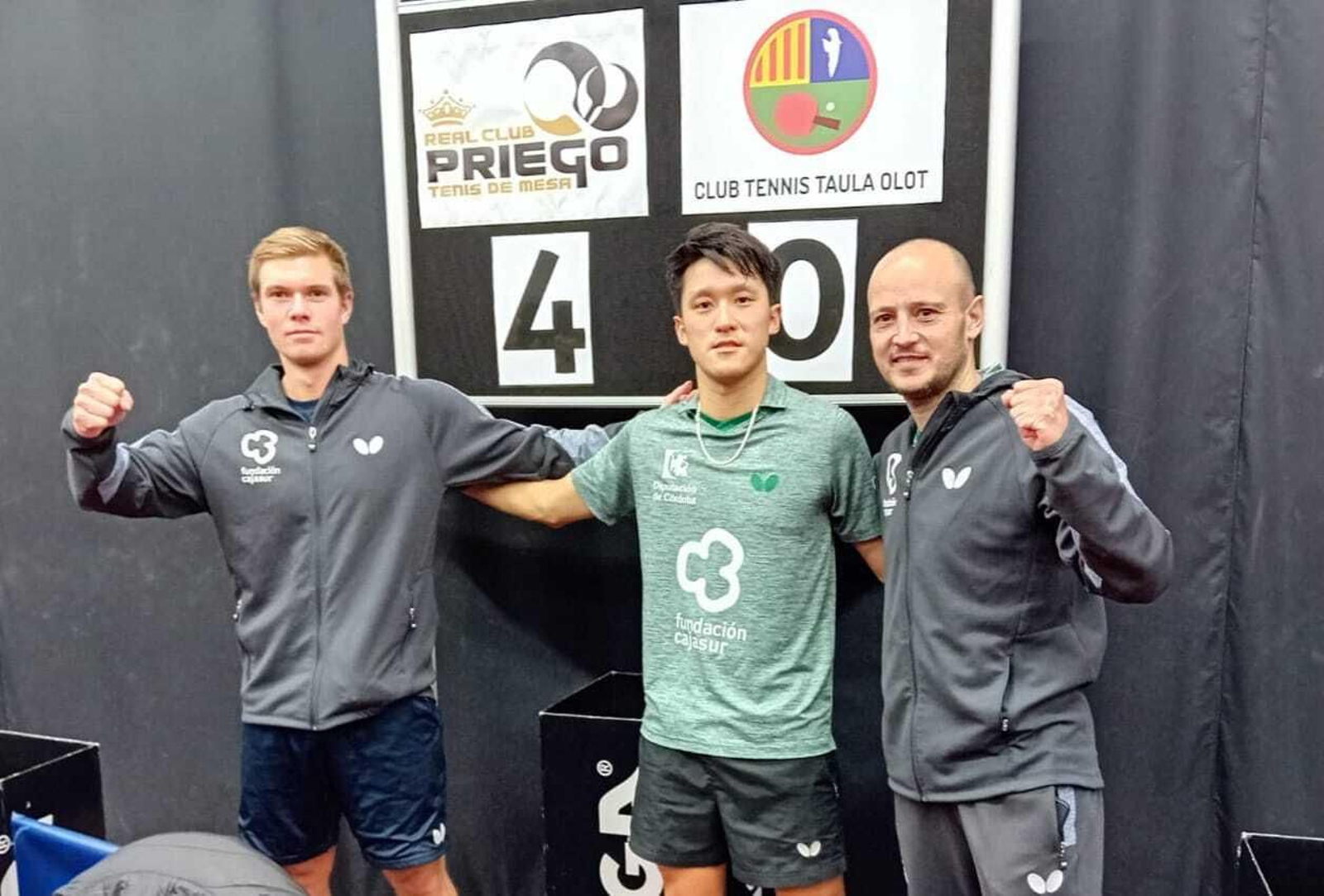 La tripleta del Cajasur Priego celebra su triunfo en Olot.