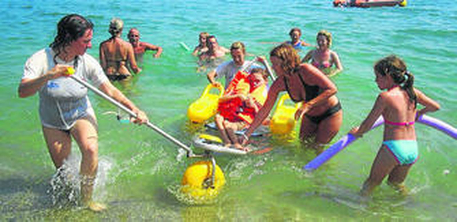 El uso de sillas anfibio garantiza un baño plenamente satisfactorio a las personas con movilidad reducida.