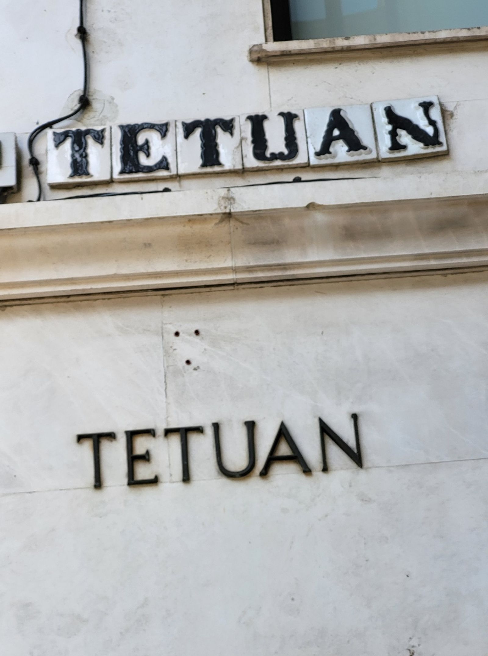 Una vía céntrica de Sevilla con doble rotulación muy distintas.