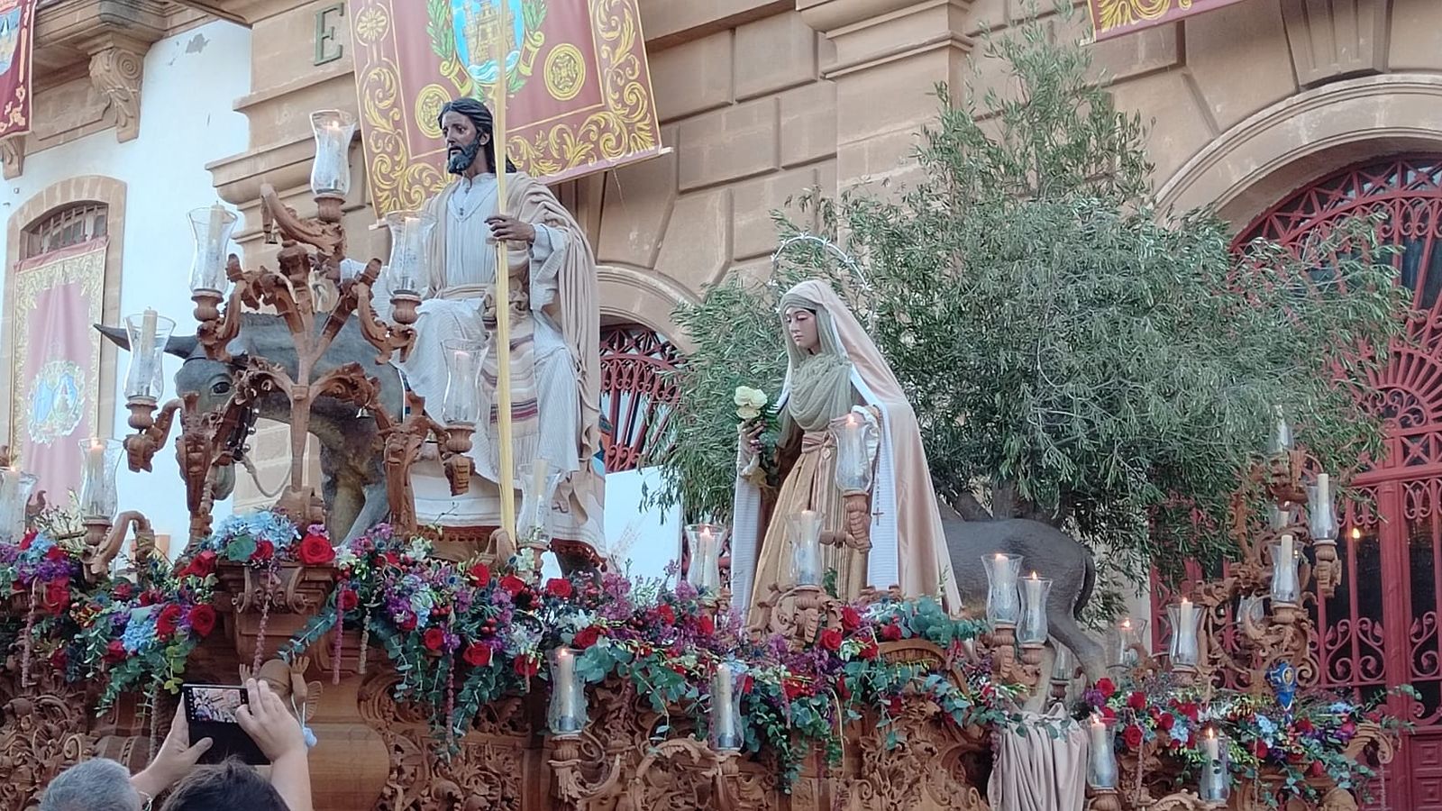 Un detalle del paso, antes de la salida procesional.