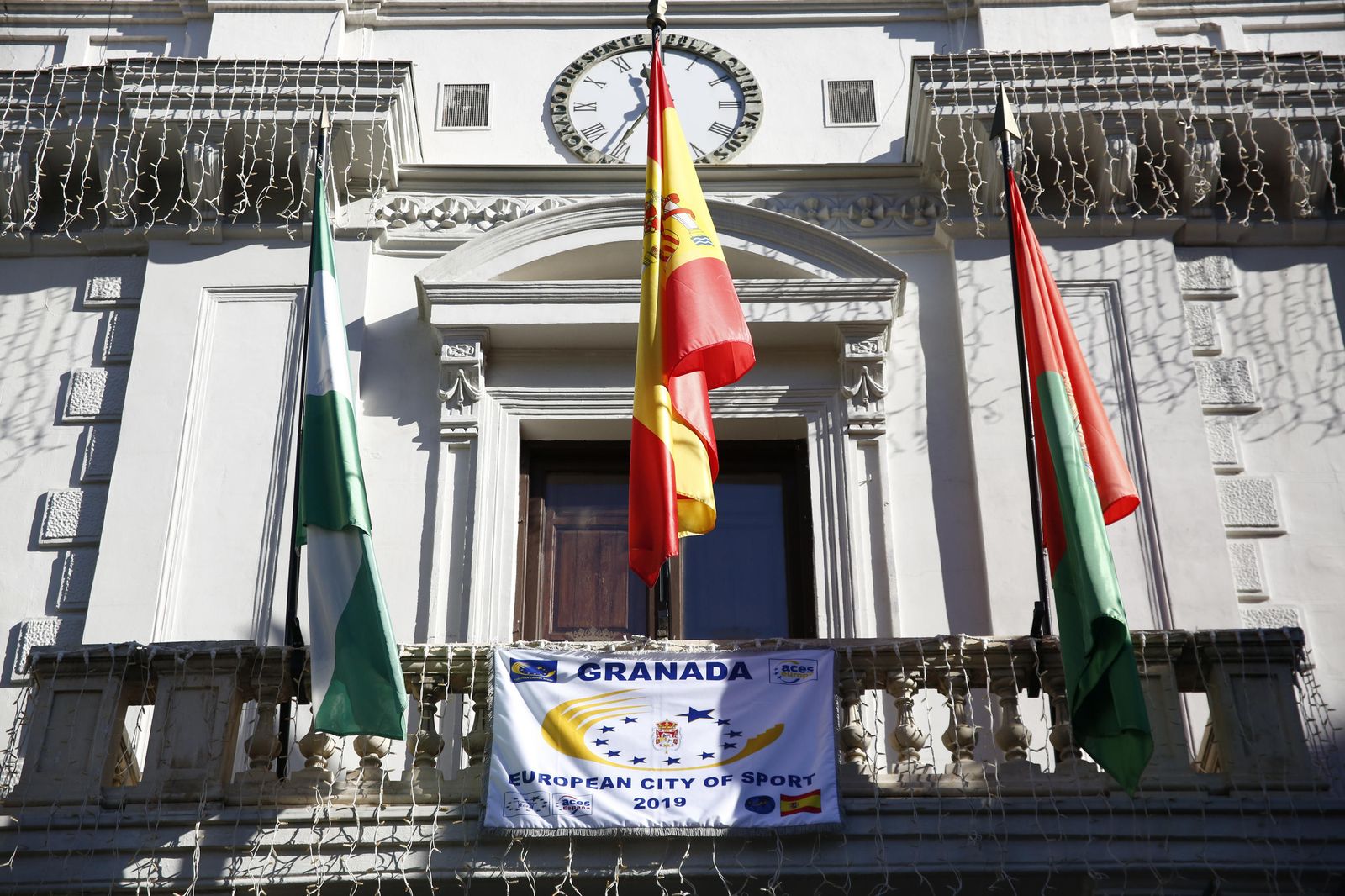 Bandera de Capital Europea del Deporte en la Plaza del Carmen.