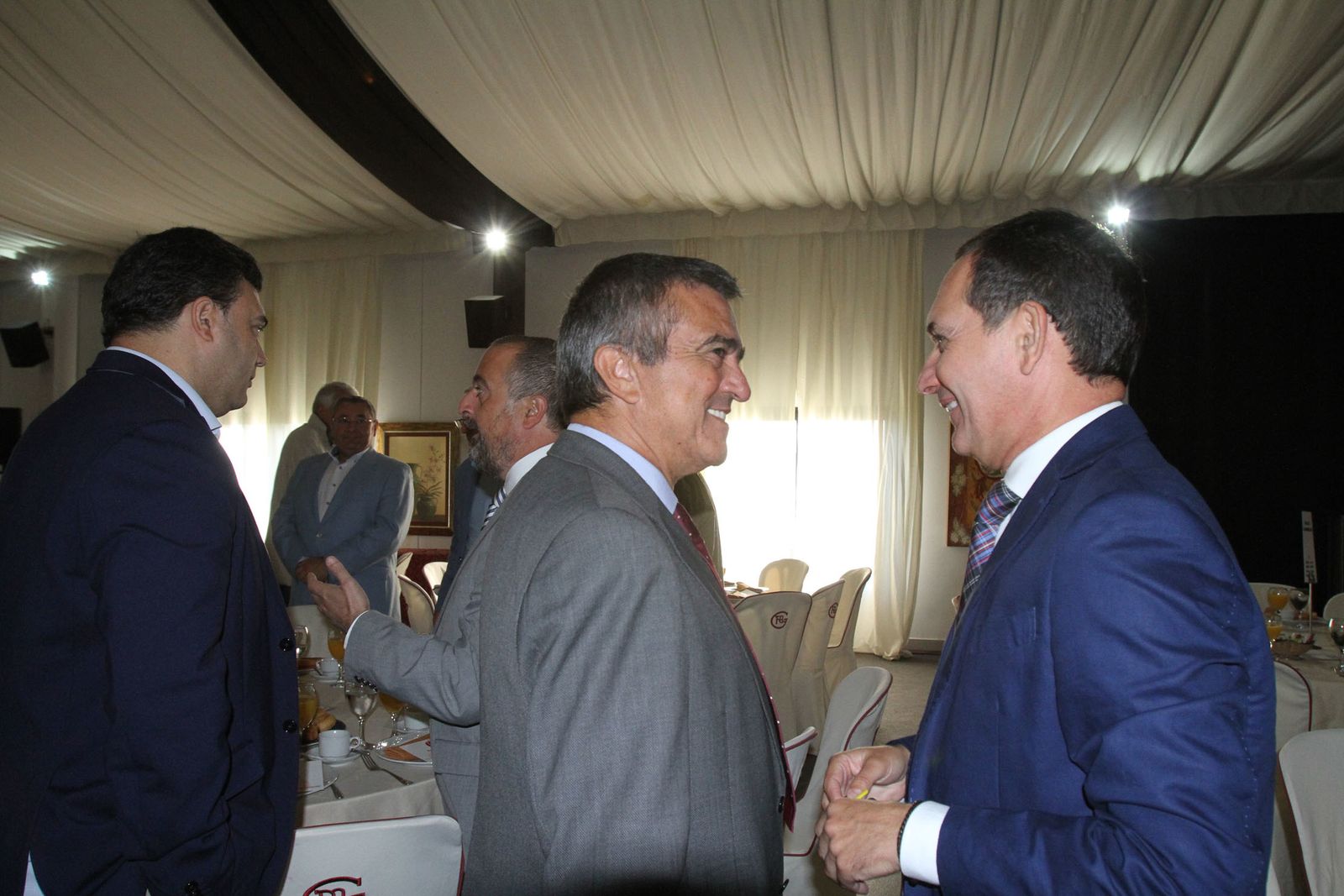 Imágenes del Desayuno Informativo del Grupo Joly con Javier Targhetta