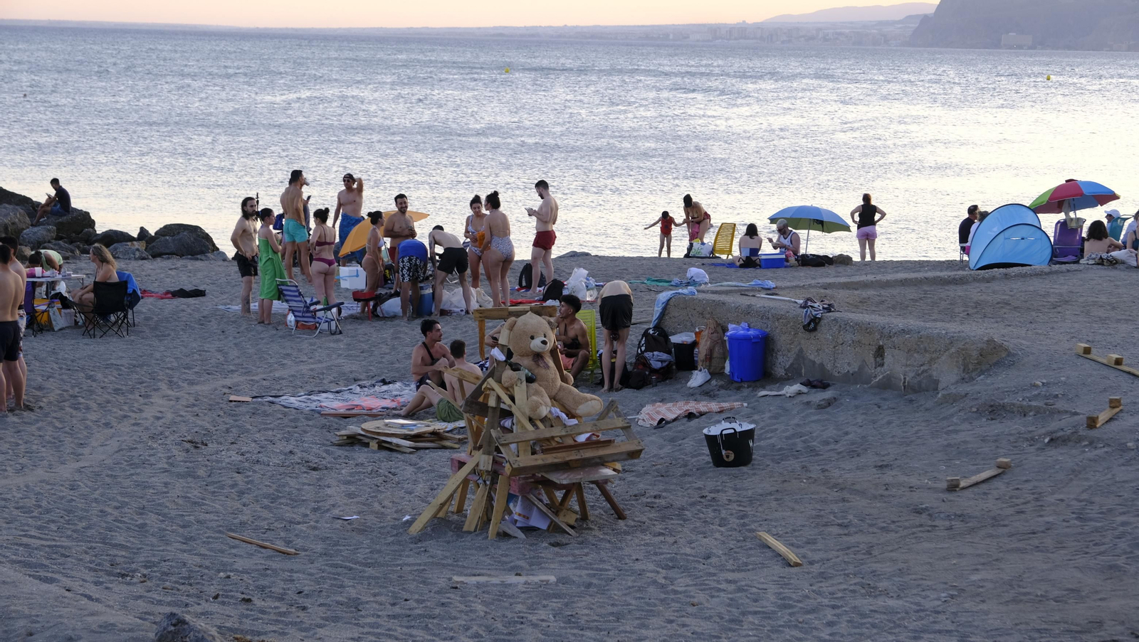 Imágenes de las hogueras de la Noche de San Juan en Almería capital