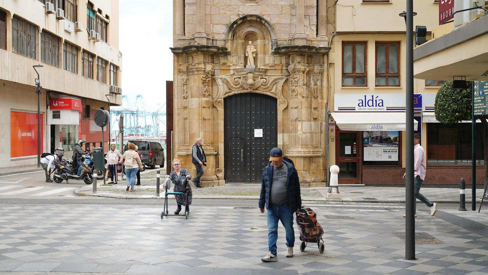Preparativos de la Hermandad de la Columna de Algeciras ante el Lunes Santo, en imágenes