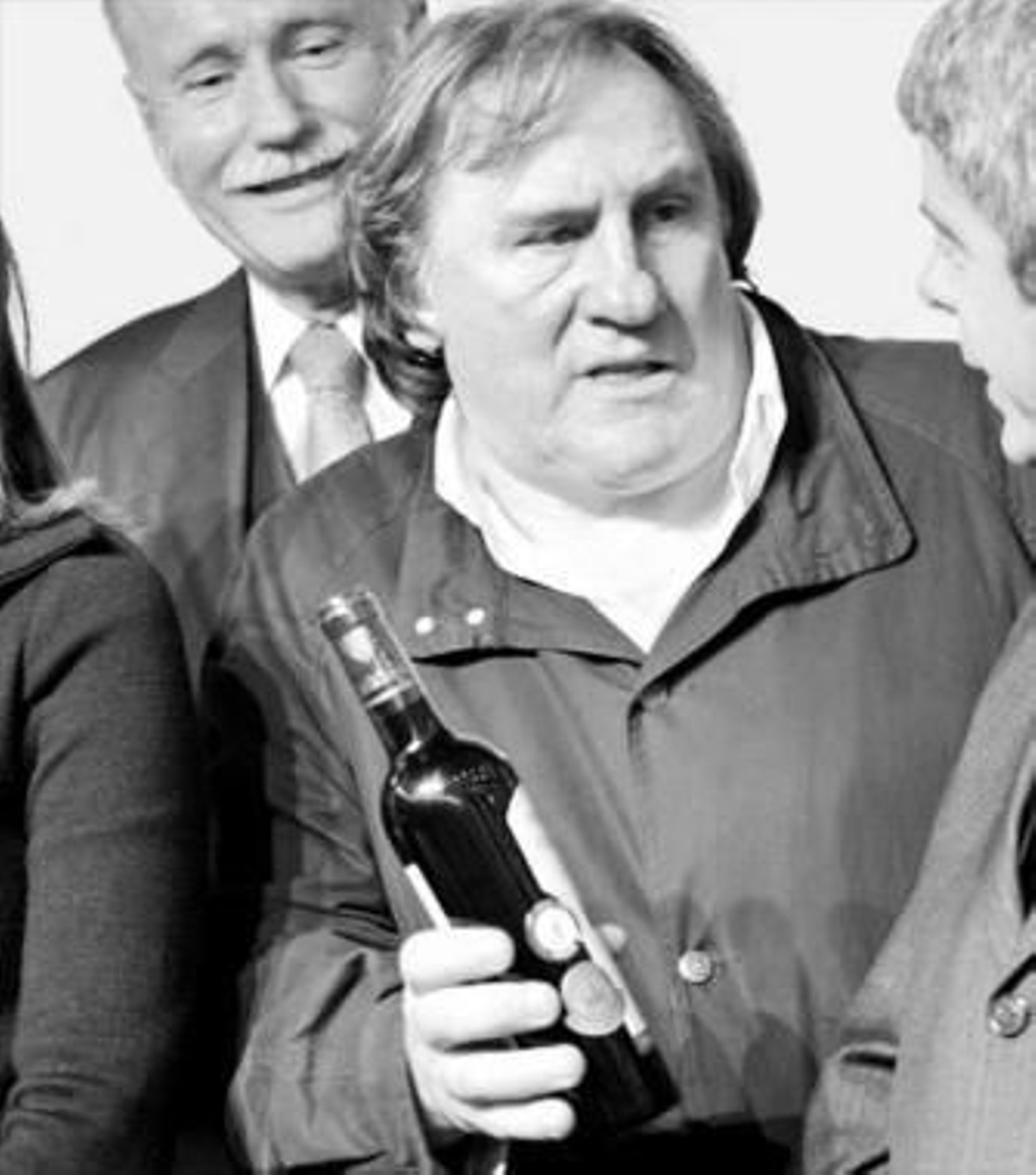 Depardieu, con la botella de px de Bodegas Robles.