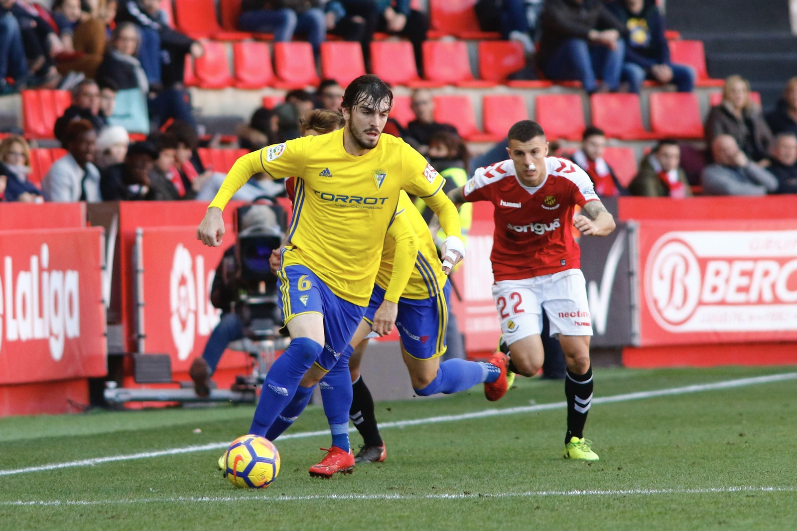 Eugeni emprende una escapada en el Nástic-Cádiz más reciente.