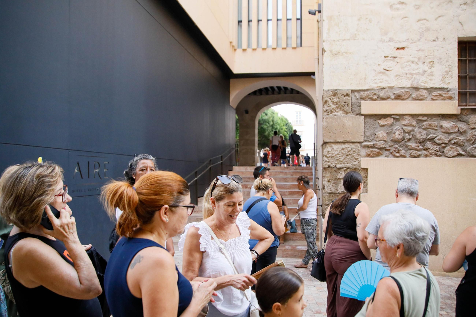 Las imágenes del reparto de abanicos en la Plaza de la Constitución en Almería