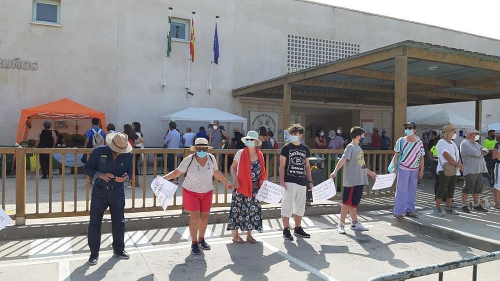 Gran participación en la cadena humana a las puertas de Los Toruños