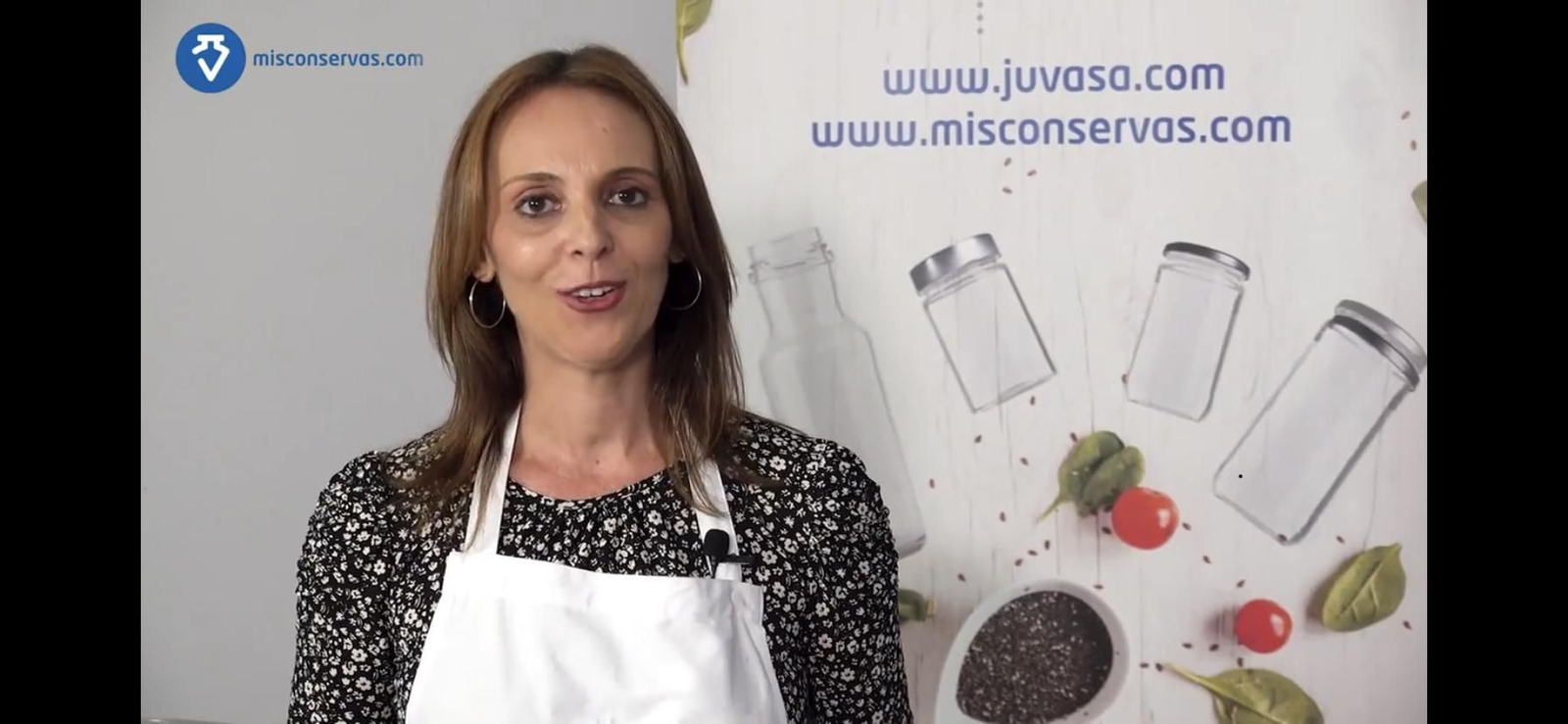 La periodista Valme J. Caballero conduce los microespacios culinarios de Misconservas.com junto a la especialista en industria conservera Irene Capitán.