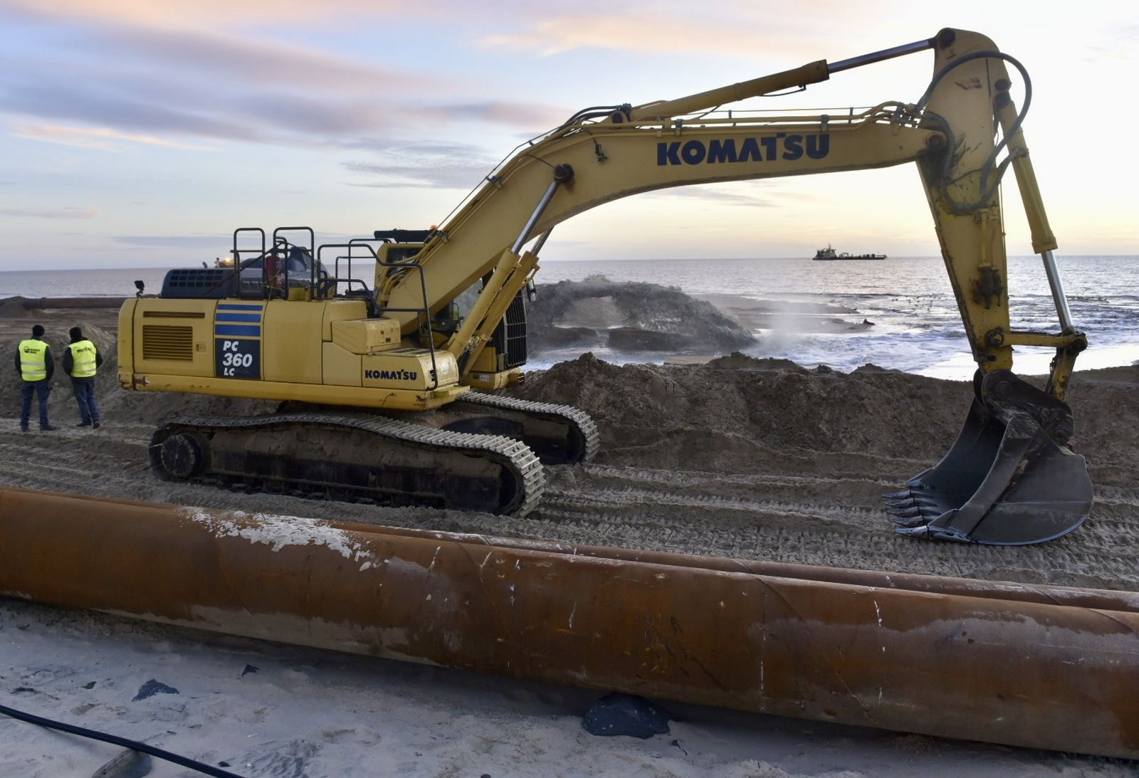 Comienza las obras de regeneración de arena en Matalascañas
