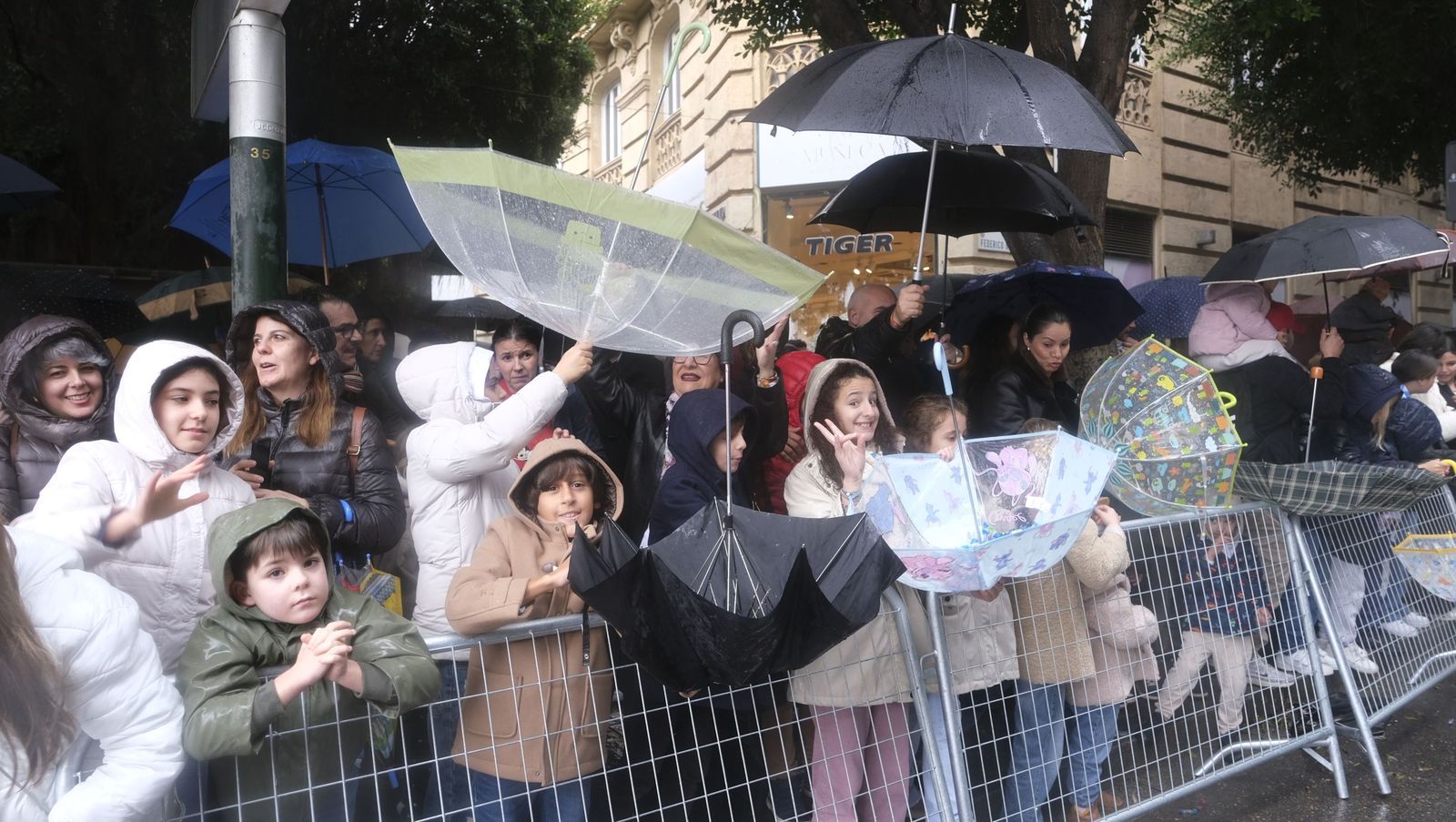Fotografías de la cabalgata de los Reyes Magos pasada por agua en Almería