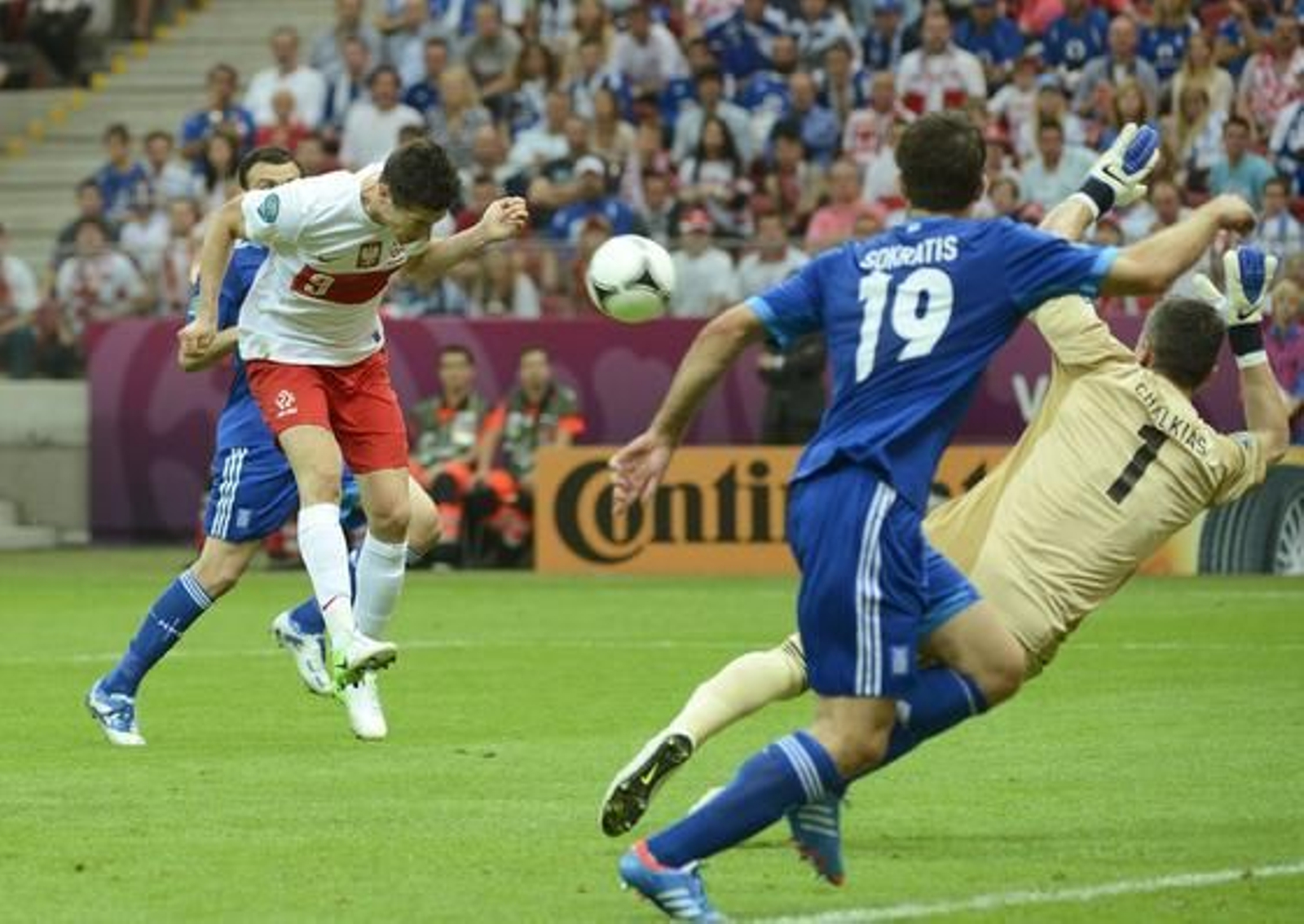 Polonia y Grecia empatan 1-1 en un interesante partido inaugural con dos expulsados, polémica y un penalti fallado.

Foto: EFE