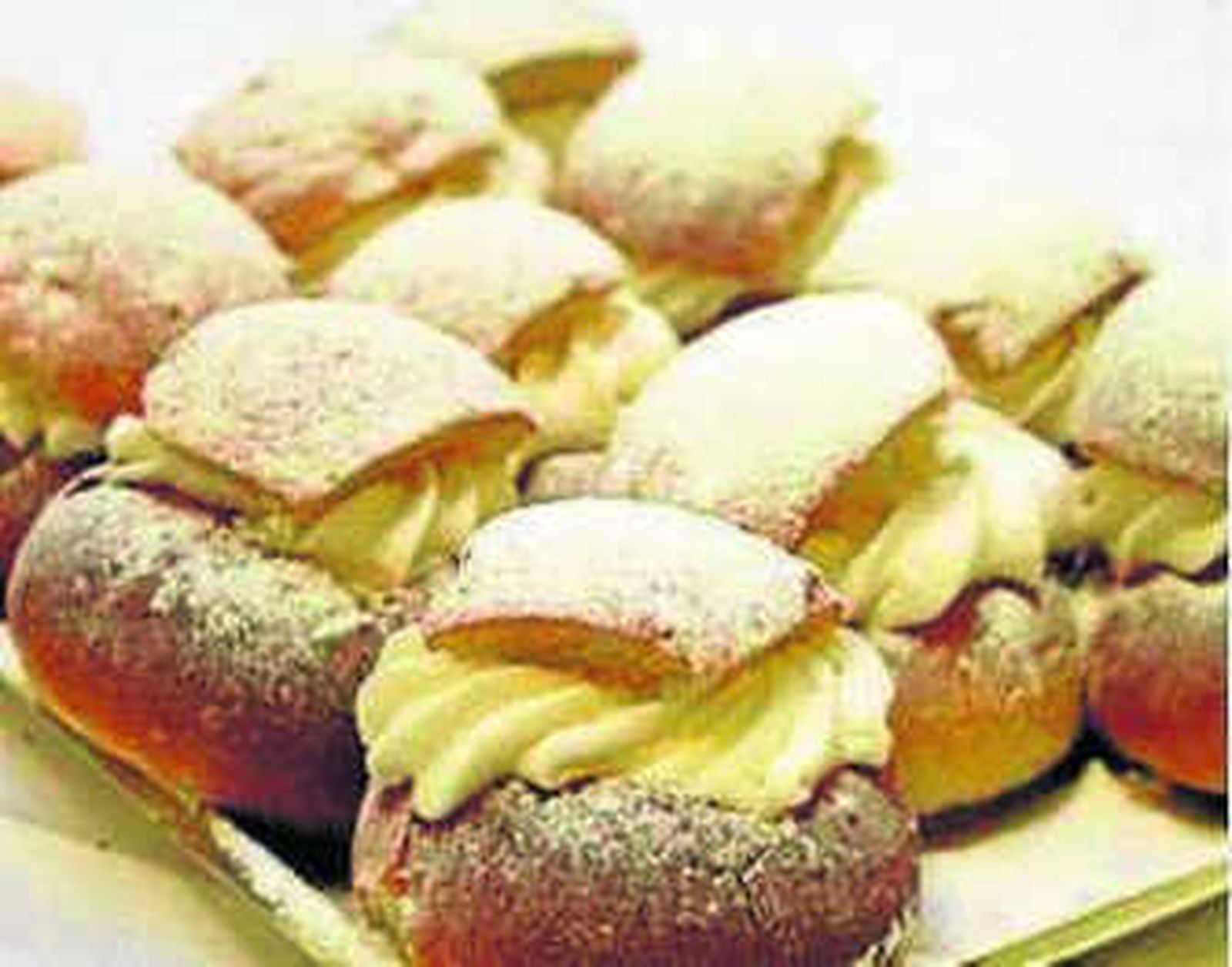 1 y 4. Algunos de los dulces y pasteles que se pueden adquirir  en Flor de Moguer. 1, 3 y 5. Tres de los platos fuertes que se contemplan en el menú elaborado que ofrece El Corte Inglés.