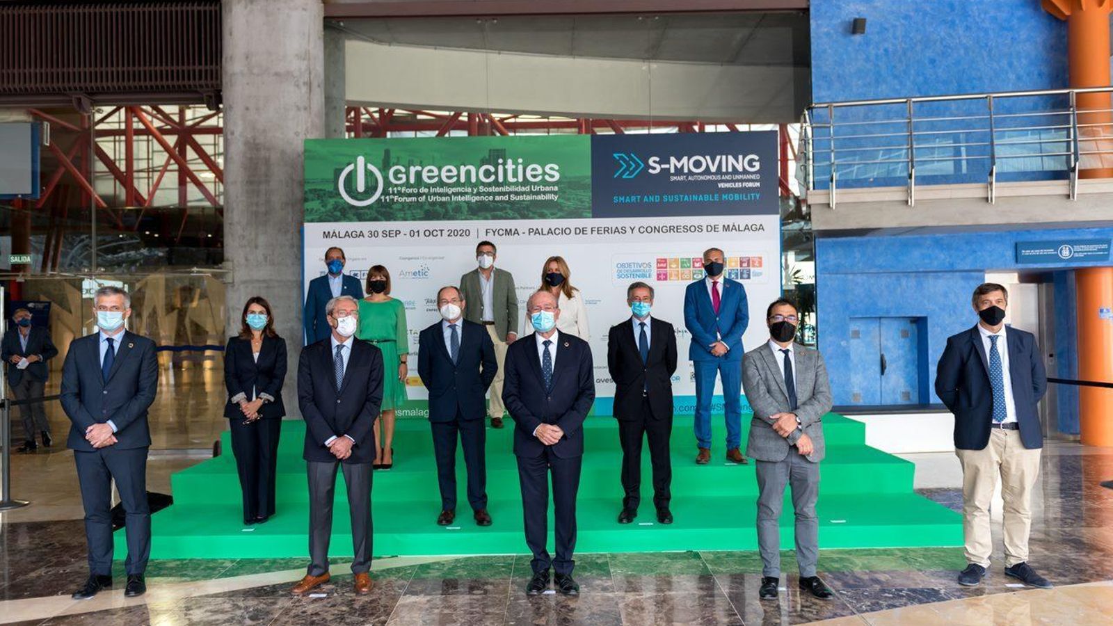 Fotografía de familia de varias de las autoridades asistentes a este foro en Málaga.