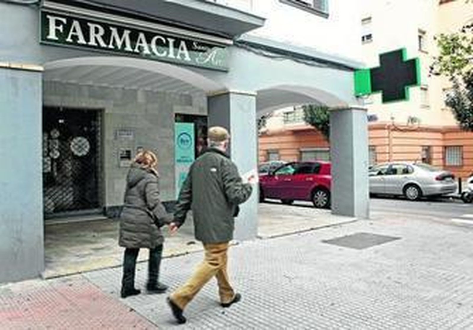 La Farmacia Santa Ana de la avenida San Severiano, cerrada durante la tarde de ayer tras producirse el atraco.