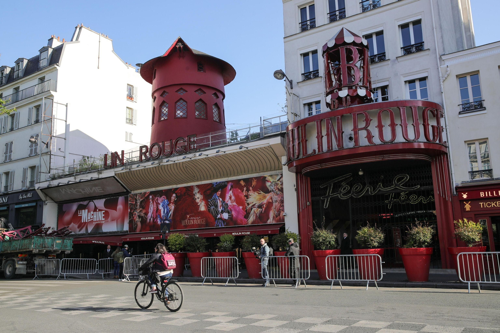 El Moulin Rouge de París, sin aspas.