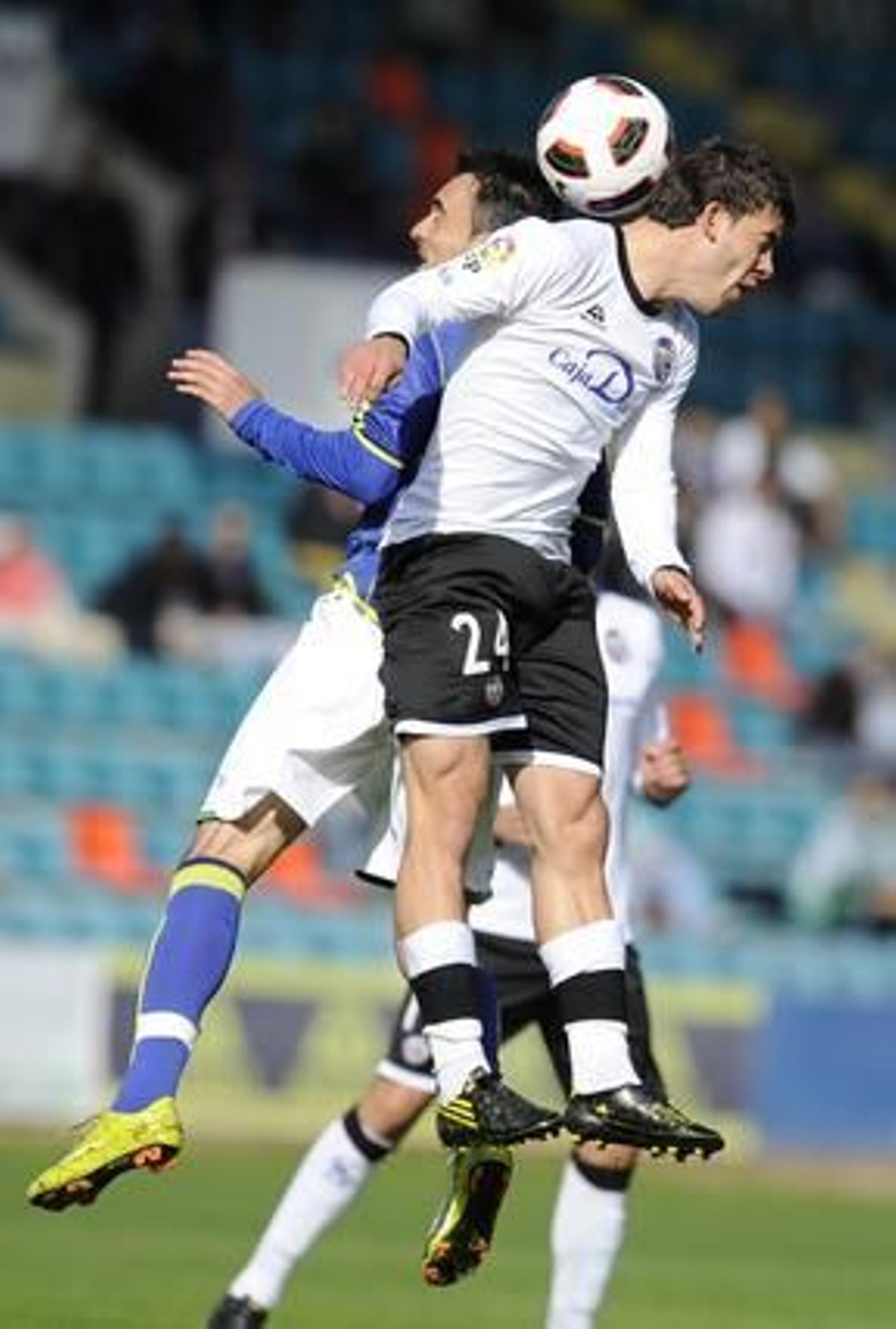 El Betis gana un partido marcado por el susto protagonizado por el jugador del Salamanca Miguel García, que sufrió una parada cardorrespiratoria en pleno partido. / LOF