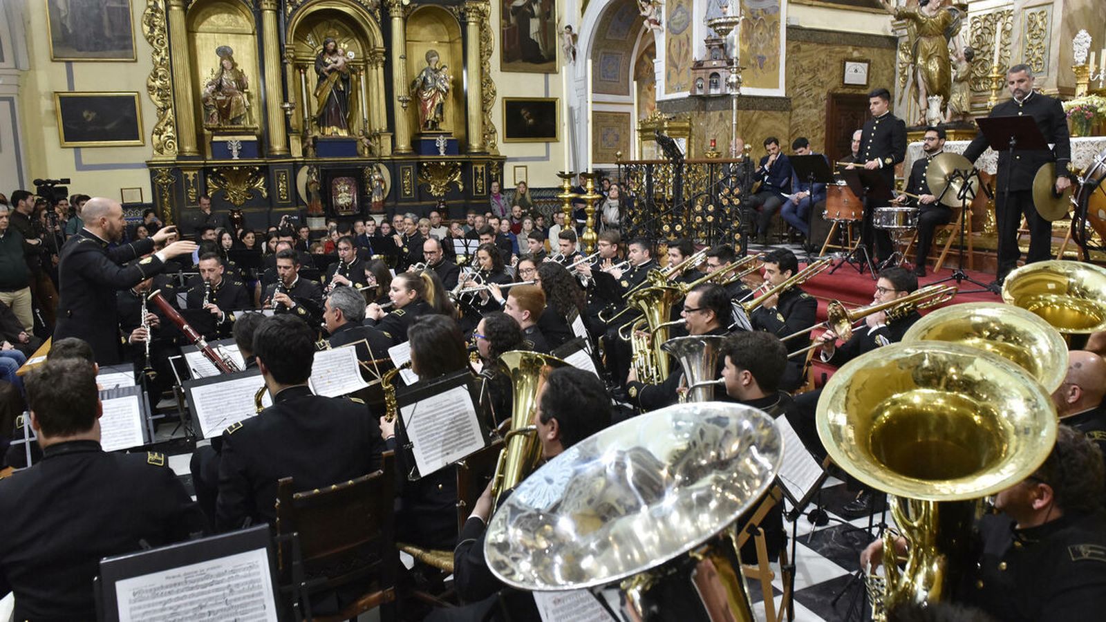 Guillermo Martínez dirige al Carmen durante un concierto en el Santo Ángel