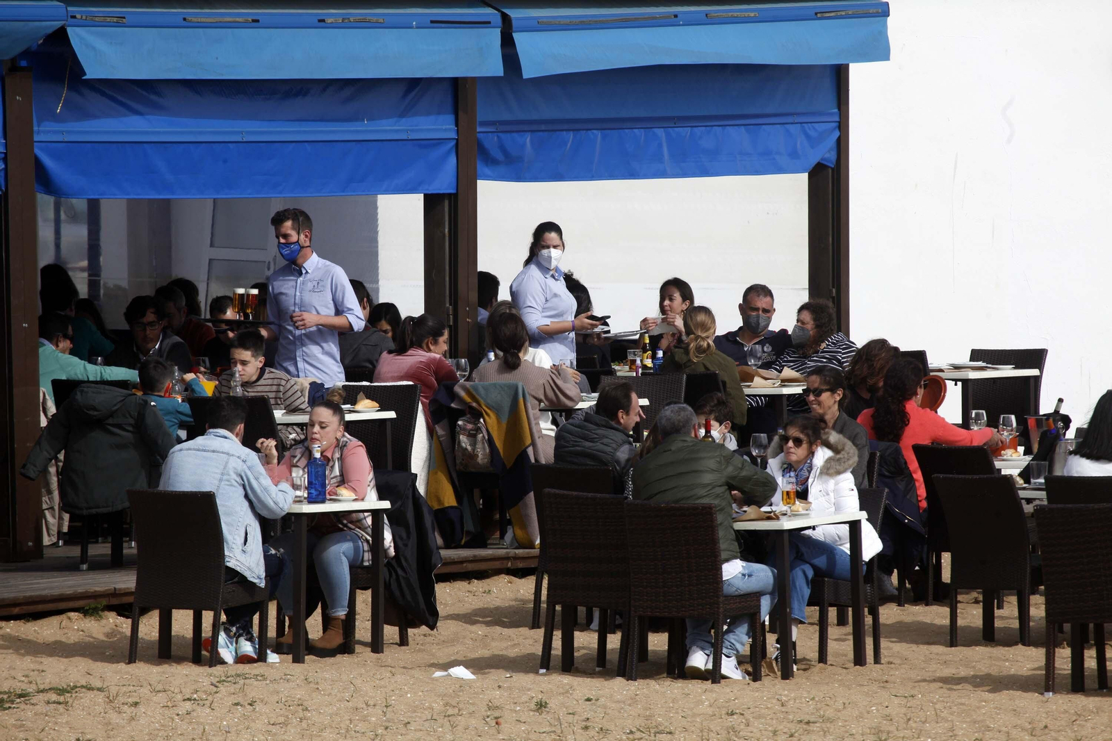 Ambiente en las terrazas de El Rompido y Punta Umbría durante este sábado.