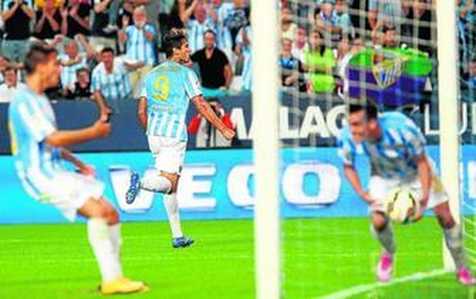 Santa Cruz se dirige a la grada tras anotar un gol al Granada el curso pasado.