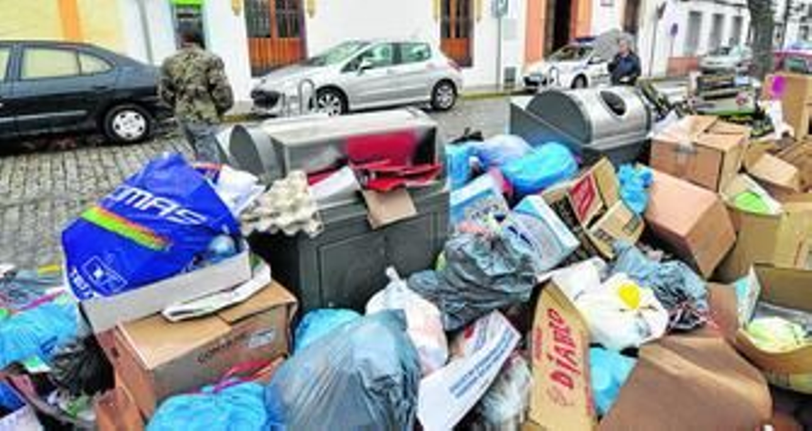 La basura acumulada ya hace semanas a las puertas del Ayuntamiento de El Coronil