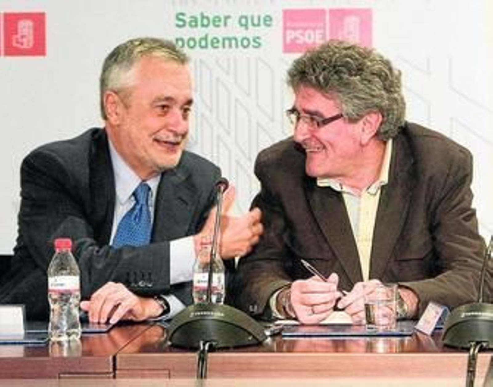 José Antonio Griñán conversa con Luis Pizarro en la última Ejecutiva de Chaves, celebrada ayer.