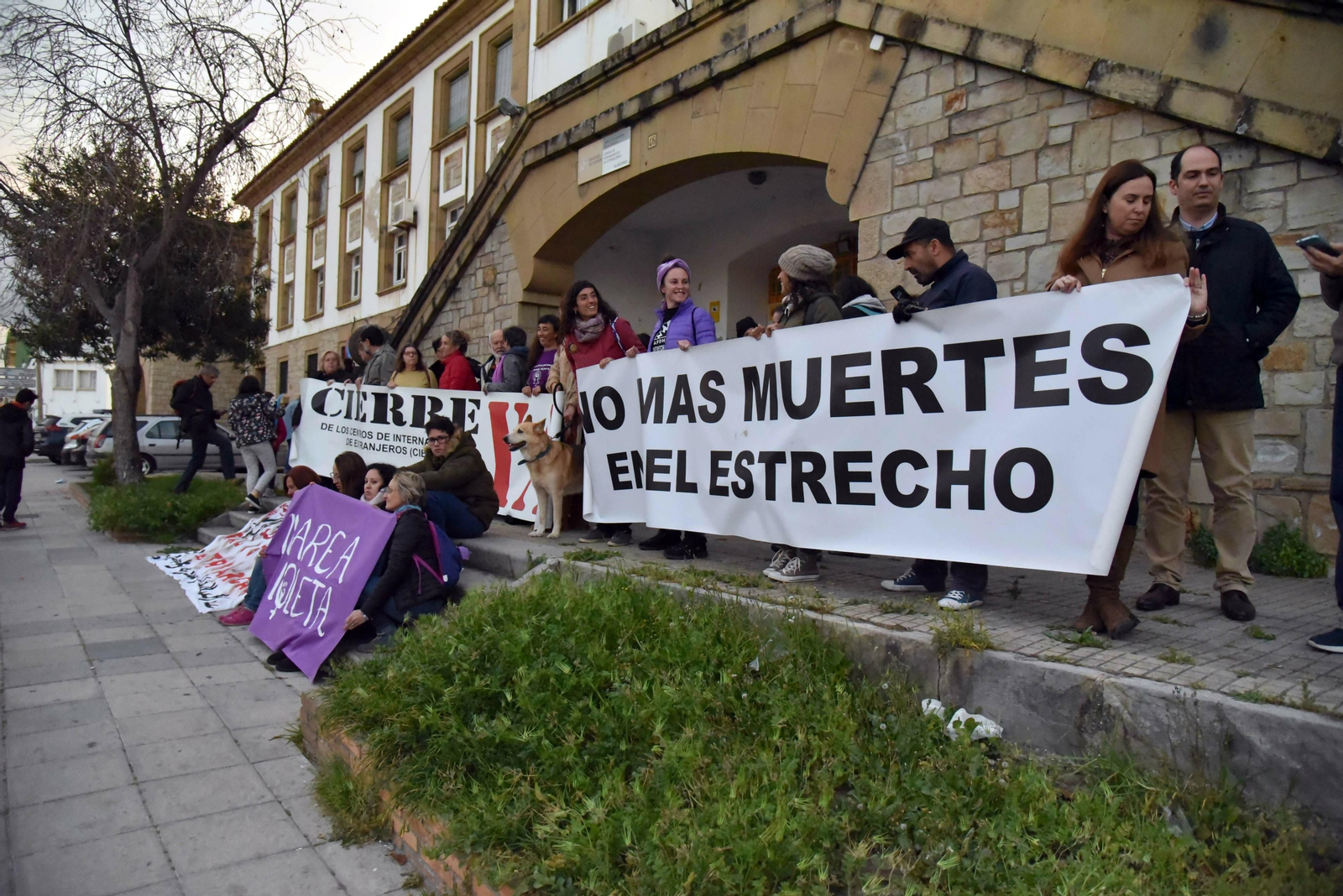 Concentracion por el cierre del CIE de algeciras a las puertas de centro el pasado marzo.
